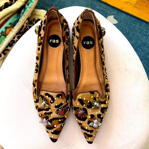 RAS leopard flat with bees 🐝